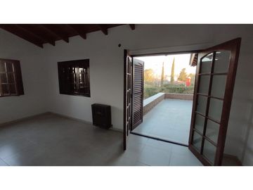 VENTA CASA CON PISCINA CARLOS PAZ LAGO AZUL