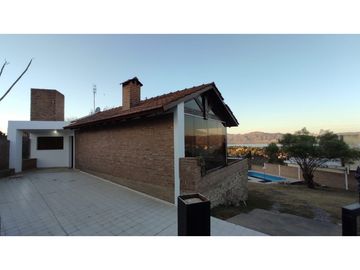 VENTA CASA CON PISCINA CARLOS PAZ LAGO AZUL