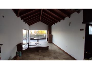 VENTA CASA CON PISCINA CARLOS PAZ LAGO AZUL