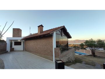 VENTA CASA CON PISCINA CARLOS PAZ LAGO AZUL