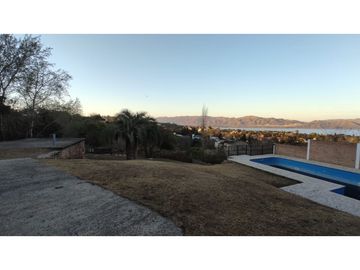 VENTA CASA CON PISCINA CARLOS PAZ LAGO AZUL