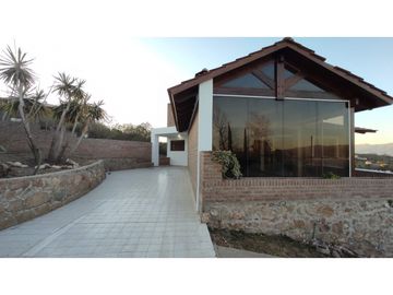VENTA CASA CON PISCINA CARLOS PAZ LAGO AZUL