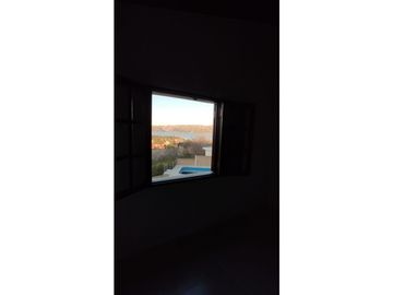 VENTA CASA CON PISCINA CARLOS PAZ LAGO AZUL