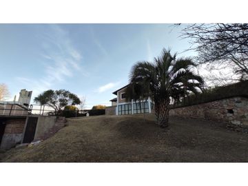 VENTA CASA CON PISCINA CARLOS PAZ LAGO AZUL