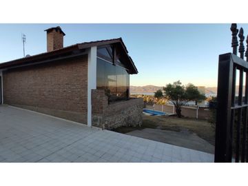 VENTA CASA CON PISCINA CARLOS PAZ LAGO AZUL