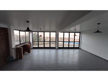VENTA CASA CON PISCINA CARLOS PAZ LAGO AZUL