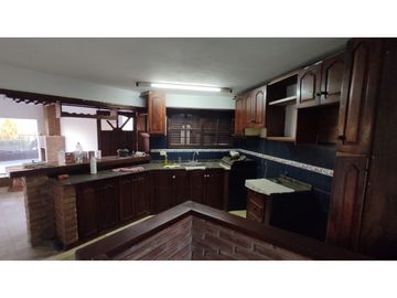 VENTA CASA CON PISCINA CARLOS PAZ LAGO AZUL