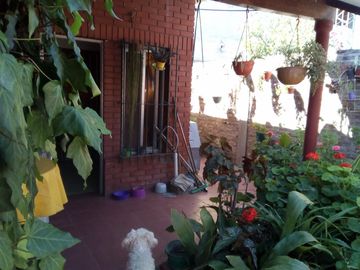 Casa en VENTA sobre calle asfaltada a pocas cuadras de la estación de Glew.