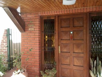 Casa en VENTA sobre calle asfaltada a pocas cuadras de la estación de Glew.