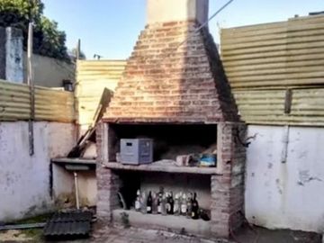 VENTA CASA 4 AMBIENTES C/PARRILLA CASEROS