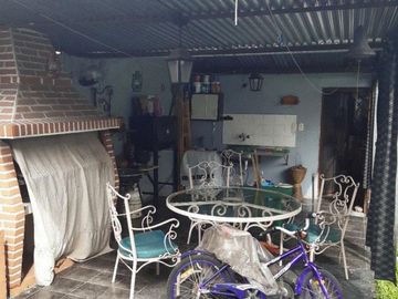 CASA AMERICANA CON FRENTE DE TEJAS, 4 AMB. S/LOTE DE 10 X 23