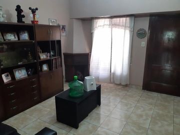 CASA AMERICANA CON FRENTE DE TEJAS, 4 AMB. S/LOTE DE 10 X 23