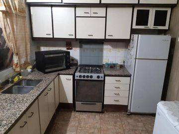 CASA AMERICANA CON FRENTE DE TEJAS, 4 AMB. S/LOTE DE 10 X 23