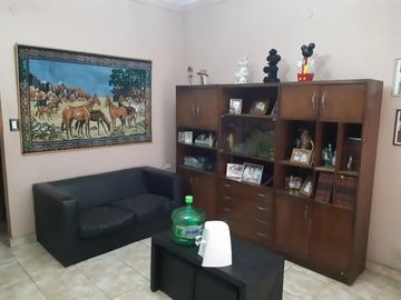 CASA AMERICANA CON FRENTE DE TEJAS, 4 AMB. S/LOTE DE 10 X 23