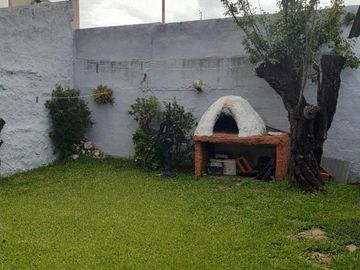 CASA AMERICANA CON FRENTE DE TEJAS, 4 AMB. S/LOTE DE 10 X 23