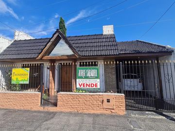 CASA AMERICANA CON FRENTE DE TEJAS, 4 AMB. S/LOTE DE 10 X 23