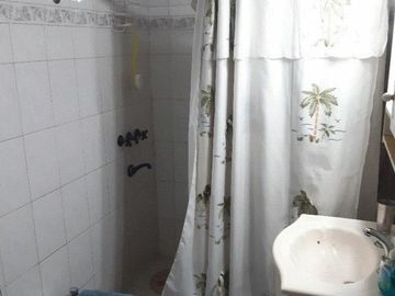 CASA AMERICANA CON FRENTE DE TEJAS, 4 AMB. S/LOTE DE 10 X 23