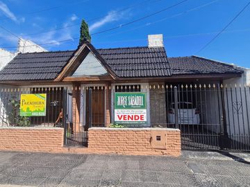 CASA AMERICANA CON FRENTE DE TEJAS, 4 AMB. S/LOTE DE 10 X 23