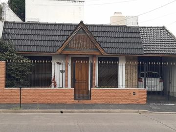 CASA AMERICANA CON FRENTE DE TEJAS, 4 AMB. S/LOTE DE 10 X 23