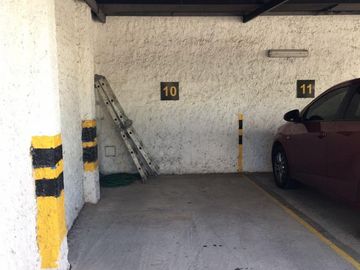 Cochera semi- cubierta en alquiler