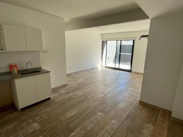 Alquiler de Monoambente con Patio y Cochera en Banfield.