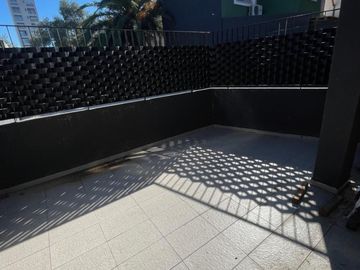 Alquiler de Monoambente con Patio y Cochera en Banfield.
