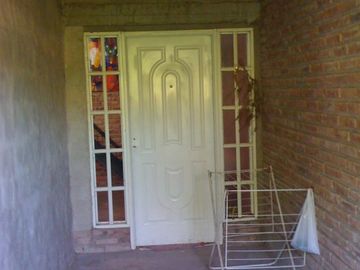 Chalet a 4 cuadras de la estación de Glew en VENTA, posee escritura.-