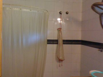 Chalet a 4 cuadras de la estación de Glew en VENTA, posee escritura.-