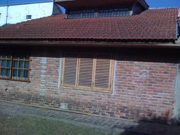 Chalet a 4 cuadras de la estación de Glew en VENTA, posee escritura.-