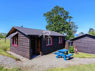 CASA Y CABAÑAS TURÍSTICAS FRENTE LAGO LLANQUIHUE, LOS BAJOS