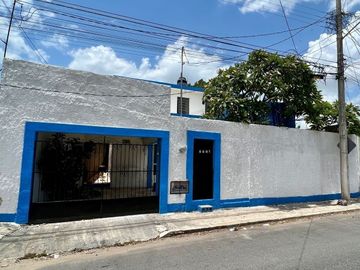 Casa estilo colonial en venta muy cerca de la Avenida Itzaes, Mérida, Yucatán