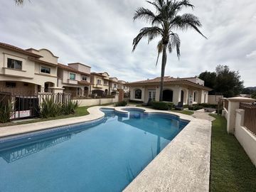 Villa California casa con lindos acabados