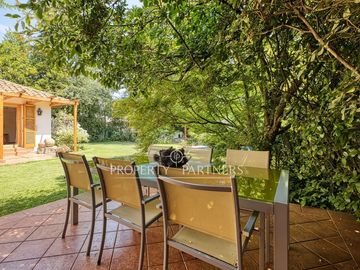 Espectacular casa con gran terreno y finas terminaciones  de Arquitecto Raúl Irarrázaval y paisajista Marta Viveros, La Foresta