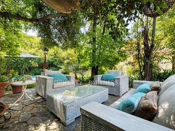 Espectacular casa con gran terreno y finas terminaciones  de Arquitecto Raúl Irarrázaval y paisajista Marta Viveros, La Foresta