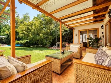 Espectacular casa con gran terreno y finas terminaciones  de Arquitecto Raúl Irarrázaval y paisajista Marta Viveros, La Foresta