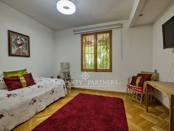 Espectacular casa con gran terreno y finas terminaciones  de Arquitecto Raúl Irarrázaval y paisajista Marta Viveros, La Foresta