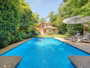 Espectacular casa con gran terreno y finas terminaciones  de Arquitecto Raúl Irarrázaval y paisajista Marta Viveros, La Foresta
