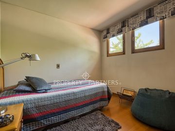 Espectacular casa con gran terreno y finas terminaciones  de Arquitecto Raúl Irarrázaval y paisajista Marta Viveros, La Foresta