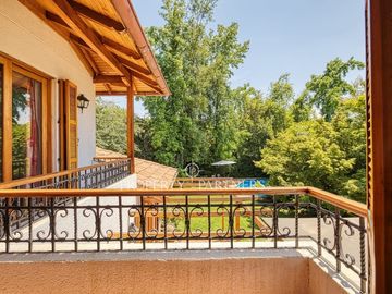 Espectacular casa con gran terreno y finas terminaciones  de Arquitecto Raúl Irarrázaval y paisajista Marta Viveros, La Foresta