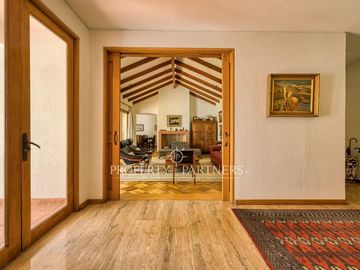 Espectacular casa con gran terreno y finas terminaciones  de Arquitecto Raúl Irarrázaval y paisajista Marta Viveros, La Foresta