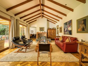Espectacular casa con gran terreno y finas terminaciones  de Arquitecto Raúl Irarrázaval y paisajista Marta Viveros, La Foresta