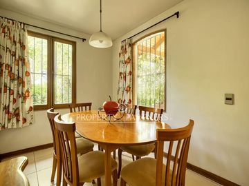 Espectacular casa con gran terreno y finas terminaciones  de Arquitecto Raúl Irarrázaval y paisajista Marta Viveros, La Foresta