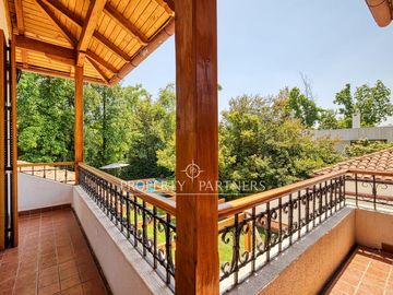 Espectacular casa con gran terreno y finas terminaciones  de Arquitecto Raúl Irarrázaval y paisajista Marta Viveros, La Foresta