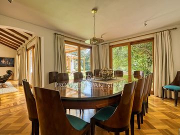 Espectacular casa con gran terreno y finas terminaciones  de Arquitecto Raúl Irarrázaval y paisajista Marta Viveros, La Foresta