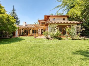 Espectacular casa con gran terreno y finas terminaciones  de Arquitecto Raúl Irarrázaval y paisajista Marta Viveros, La Foresta