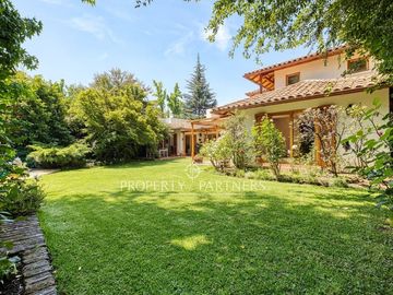Espectacular casa con gran terreno y finas terminaciones  de Arquitecto Raúl Irarrázaval y paisajista Marta Viveros, La Foresta