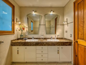 Espectacular casa con gran terreno y finas terminaciones  de Arquitecto Raúl Irarrázaval y paisajista Marta Viveros, La Foresta