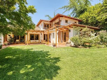 Espectacular casa con gran terreno y finas terminaciones  de Arquitecto Raúl Irarrázaval y paisajista Marta Viveros, La Foresta