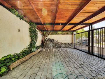 Espectacular casa con gran terreno y finas terminaciones  de Arquitecto Raúl Irarrázaval y paisajista Marta Viveros, La Foresta