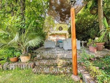 Espectacular casa con gran terreno y finas terminaciones  de Arquitecto Raúl Irarrázaval y paisajista Marta Viveros, La Foresta
